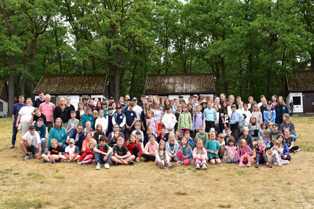 Gruppenfotos der Teilnehmenden beim JRK-Kidscamp 2026